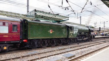 Saklı bir buharlı lokomotif olan Uçan İskoç, Cumbria, İngiltere 'deki Carlisle Kalesi istasyonunda görüldü..