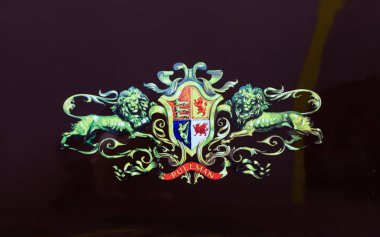 Pullman rozetinin yakın çekimi bir tren vagonunda resmedildi. Pullman, İngiltere 'de faaliyet gösteren lüks bir demiryolu şirketiydi..