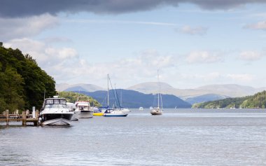 Lakeside, Cumbria 'dan Windermere Gölü' nün karşısındaki İngiliz Lake District Ulusal Parkı manzarası..