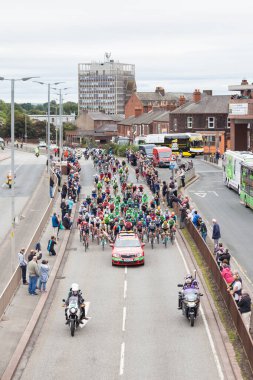 Britanya Turu 'nun ikinci etabında bisikletçiler Kuzey İngiltere' deki Carlisle, Cumbria şehrinden ayrılıyorlar. Yarış halka açık bir etkinlik..