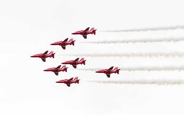 Ngiliz Kraliyet Hava Kuvvetleri Akrobasi Takımı Red Arrows Bir Gösteri — Stok fotoğraf