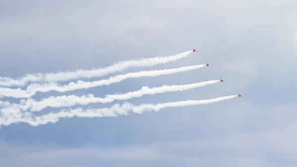 Ngiliz Kraliyet Hava Kuvvetleri Akrobasi Takımı Red Arrows Gösteriyor — Stok fotoğraf