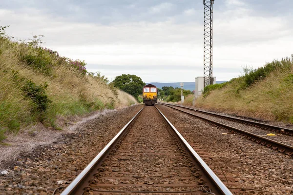 イングランド北部の鉄道線路上のディーゼル列車 — ストック写真