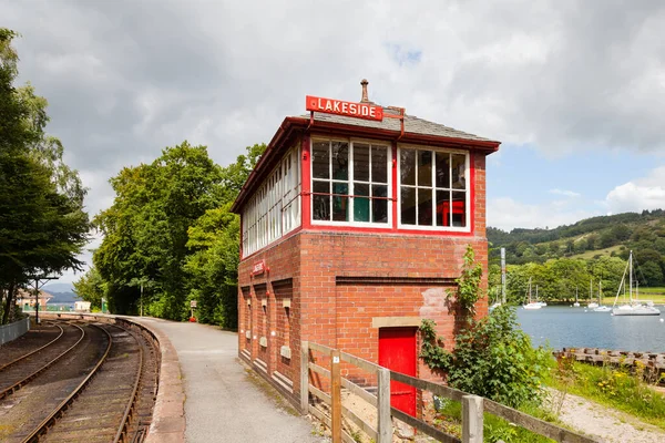 Kuzey İngiltere, Cumbria 'da Lakeside ve Haverthwaite Demiryolu' ndaki Lakeside tren istasyonundaki tren yolu sinyal kutusu..