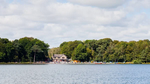 Konuşan Tarn. Kuzey İngiltere 'deki Talkin Tarn, Cumbria manzarası. Tarn, Brampton kasabasına yakın bir buzul gölü ve köy parkı..