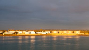 Hamble Yakıt Terminali. Güney İngiltere 'de Southampton Water' daki Hamble yakıt terminali. Terminal, Fawley petrol rafinerisinden Southampton Suyu 'nun altından geçen bir boru hattı tarafından sağlanıyor..