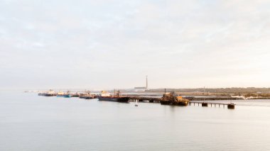 Petrol tankerleri Fawley petrol rafinerisinin yanına yanaştı. Southampton Water 'daki rafineri İngiltere' deki en büyük petrol rafinerisidir..