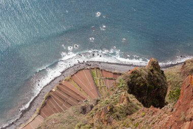 Cabo Girao Bakış açısı. Cabo Girao Viewpoint Portekiz 'in Madeira adasında ve okyanus üzerinde panoramik manzaralar sunan yükseltilmiş bir bakış açısıdır..