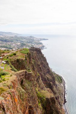 Cabo Girao Manzarası. Portekiz 'in Madeira adasında Cabo Girao' dan Funchal 'a bakan manzara.