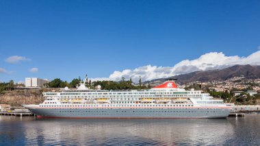 Fred Olsen yolcu gemisi Balmoral, Portekiz 'in Madeira adasında Funchal limanında demirli..