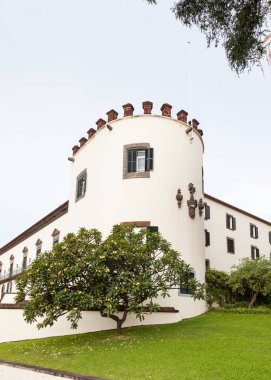 Saint Laurence Palace, Portekiz 'in Madeira adasındaki Funchal' da resmedilmiştir. Saray bir askeri müzeye ev sahipliği yapıyor..