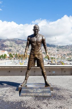 Portekiz 'in Madeira adasındaki Funchal rıhtımında futbolcu Cristiano Ronaldo' nun bir heykeli resmedildi..