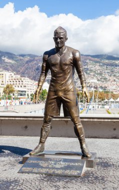 Portekiz 'in Madeira adasındaki Funchal rıhtımında futbolcu Cristiano Ronaldo' nun bir heykeli resmedildi..