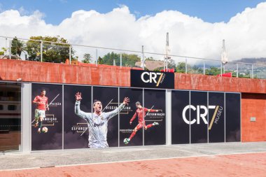 Cristiano Ronaldo Pestana CR oteli ve müzesi Portekiz 'in Madeira adasındaki Funchal rıhtımında resmedilmiştir..