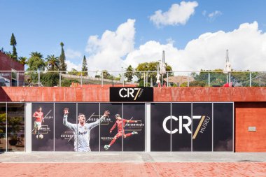 Cristiano Ronaldo Pestana CR oteli ve müzesi Portekiz 'in Madeira adasındaki Funchal rıhtımında resmedilmiştir..