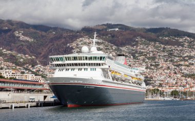 Fred Olsen yolcu gemisi Balmoral, Portekiz 'in Madeira adasında Funchal limanında demirli..