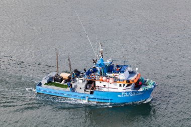 Portekiz 'in Madeira adasında küçük bir balıkçı teknesi resmedildi.