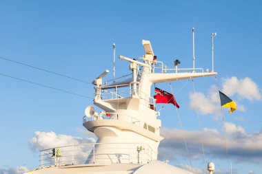 Geminin radarları Las Palmas de Gran Canaria 'ya yanaşmış bir gemide görülüyor..