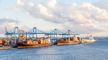 MSC ve Maersk konteyner gemileri İspanya 'nın Las Palmas de Gran Canaria limanına demirlemiştir..