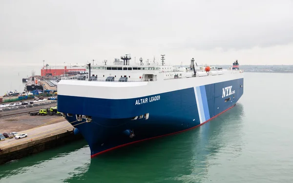 Taşıyıcı gemi Altair Leader Southampton limanına yanaştı. İngiltere. Geminin sahibi uluslararası nakliye şirketi NYK Line..