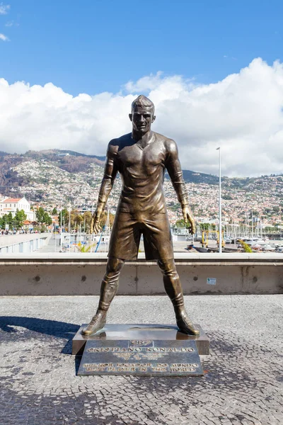 Portekiz 'in Madeira adasındaki Funchal rıhtımında futbolcu Cristiano Ronaldo' nun bir heykeli resmedildi..