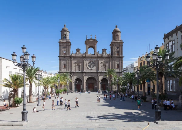 Santa Ana Meydanı 'ndan Las Palmas' taki Santa Ana Katedrali 'ne doğru uzanan manzara İspanya' nın Gran Canaria adasında..