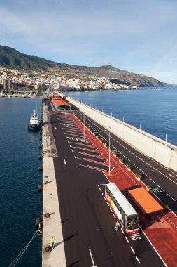 İspanya 'nın La Palma adasındaki Santa Cruz rıhtımına bakan manzara..