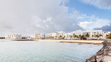 Arrecife 'de Playa Del Reducto. Sahil Arrecife 'de, Lanzarote' nin başkenti İspanyol Kanarya Adaları 'ndan biridir..