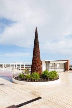 Avenida La Marina 'da bulunan lav kayası heykeli, Lanzarote adasındaki Arrecife su fontu..
