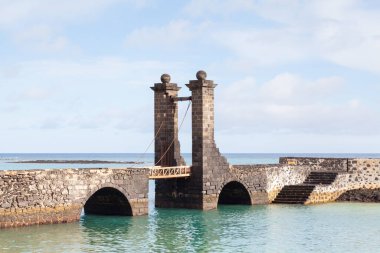 Toplar Köprüsü. Puente de las Bolas, İspanya 'nın Lanzarote adasındaki Arrecife limanındaki San Gabriel Kalesi' ne gidiyor..