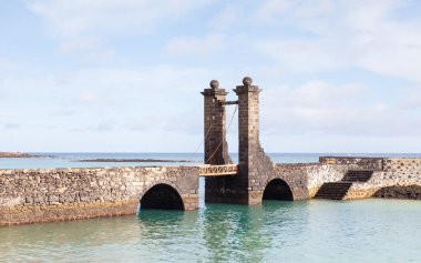 Toplar Köprüsü. Puente de las Bolas, İspanya 'nın Lanzarote adasındaki Arrecife limanındaki San Gabriel Kalesi' ne gidiyor..