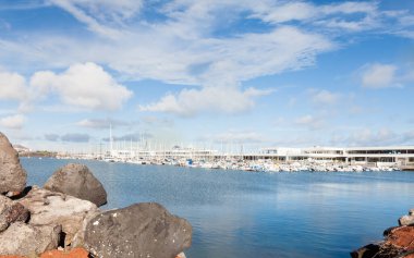 Marina Lanzarote. Marina, İspanya 'nın Lanzarote adasındaki Arrecife liman kentinde yer almaktadır..