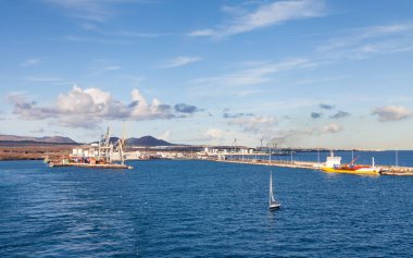 İspanya 'nın Lanzarote adasındaki Arrecife limanının manzarası.