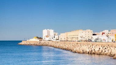 İspanya 'daki Cadiz rıhtımı ve Calle Campo del Sur manzarası.