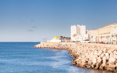 CADIZ, İspanya - Kasım 08: Cadiz limanı ve Calle Campo del Sur manzarası 8 Kasım 2016.