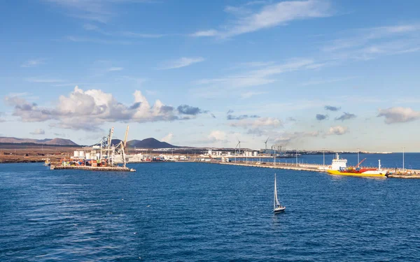 스페인의 란사로테 섬에서 바라본 아레시페 항구쪽의 — 스톡 사진