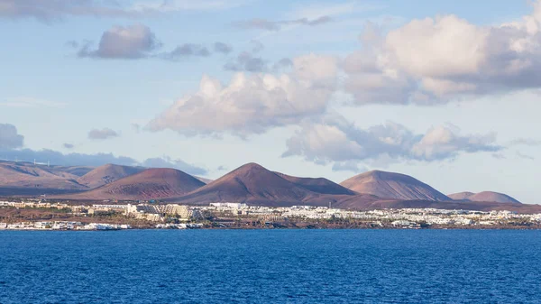 İspanya 'nın Kanarya Adası' ndaki Costa Teguise tatil köyüne bakan manzara..