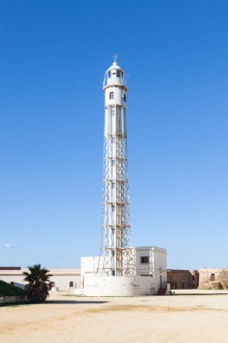 İspanya 'nın Cadiz kentindeki San Sebastian şatosunun içindeki deniz fenerinin manzarası.