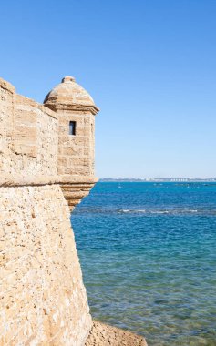 Cadiz rıhtımı San Sebastian Kalesi, Cadiz, İspanya.