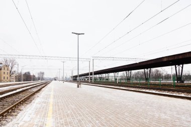 Letonya, Riga Merkez İstasyonu 'ndaki soğuk bir platform boyunca manzara.
