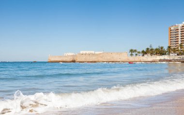 La Caleta sahilinin karşısındaki Cadiz, İspanya 'daki Santa Catalina kalesine doğru..