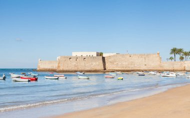 La Caleta sahilinin karşısındaki Cadiz, İspanya 'daki Santa Catalina kalesine doğru..