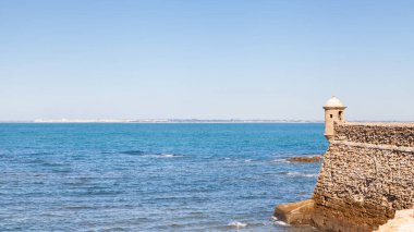 Cadiz 'deki Santa Catalina kalesinden İspanyol sahil şeridine doğru..