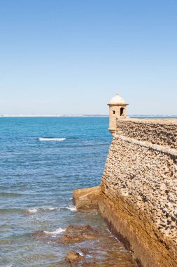 Cadiz 'deki Santa Catalina kalesinden İspanyol sahil şeridine doğru..