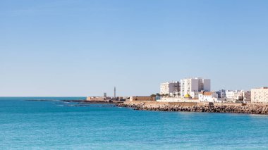Cadiz Rıhtımı. Arka planda Castillo de San Sebastian ile İspanya 'daki Cadiz rıhtımı..