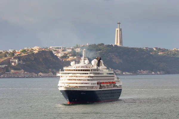 Holland America Cruise Ship Prinsendam Pictured Lisbon Coastline Portugal Background — Stock Photo, Image