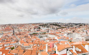 Portekiz 'deki Lizbon siluetinin karşısındaki Sao Jorge şatosundan manzara.