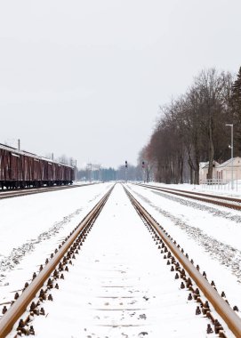 Sigulda 'da karla kaplı bir tren yolu. Sigulda, Letonya 'da karla kaplı bir demiryolu manzarası.
