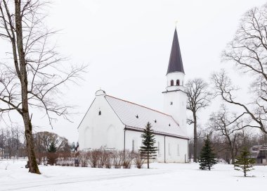 Sigulda Evangelic Luteryan Kilisesi. Sigulda, Letonya 'da bir şehirdir ve kilise bir kış günü resmedilir..