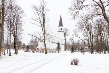 Sigulda Evangelic Luteryan Kilisesi. Sigulda, Letonya 'da bir şehirdir ve kilise bir kış günü resmedilir..